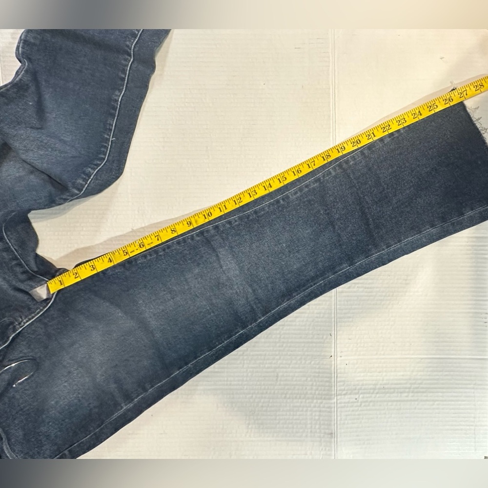 PAIGE Jeans Colette Crop Flare Blue Distressed Bottom Faded Size 30 Pre-owned‎ - Picture 6 of 15